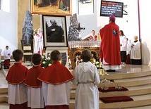  Uroczystość nadania szkole imienia ks. Franciszka Blachnickiego rozpoczęła się Mszą św., której przewodniczył bp Jan Kopiec