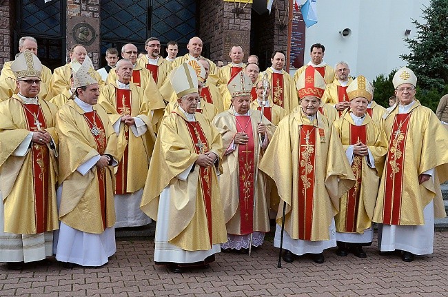  Eucharystię upamiętniającą pobyt Papieża Polaka koncelebrowało wielu księży