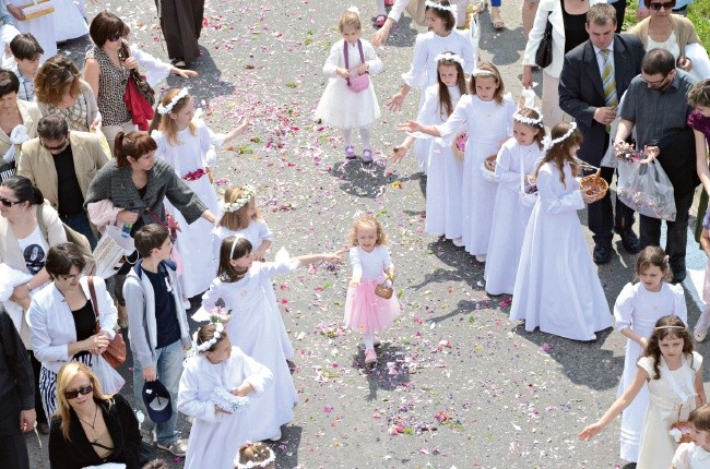  Dla dziewczynek sypanie kwiatów przed Najświętszym Sakramentem to wielkie przeżycie i prawdziwe święto