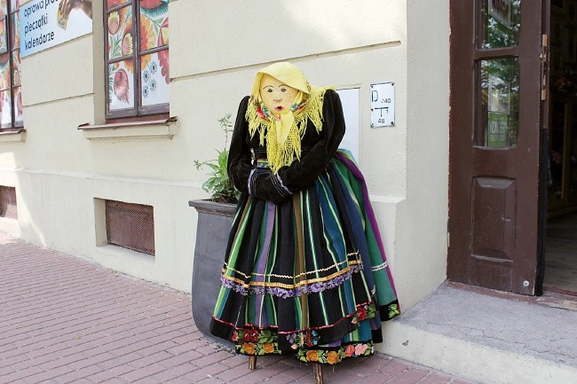 Łowiczanka przed sklepem z pamiątkami przy ul. Podrzecznej w Łowiczu 