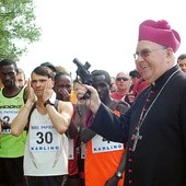  Bp Paweł błogosławił biegaczom i dał sygnał do startu