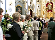 Uczestnicy odpustu ku czci św. Antoniego w nowym sanktuarium diecezjalnym trzymali w dłoniach poświęcone lilie i chlebki, które są atrybutami świętego z Padwy