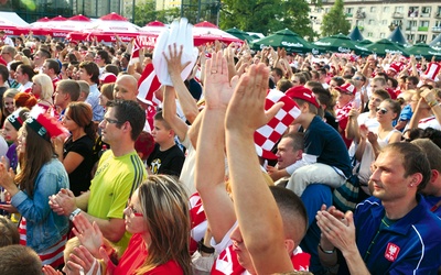 W czasie piłkarskich potyczek Biało- -Czerwonych strefa kibica w Płocku gościła tłumy, które kibicowały piłkarzom Smudy