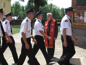 Pielgrzymów strażaków witał proboszcz ks. Marek Janas