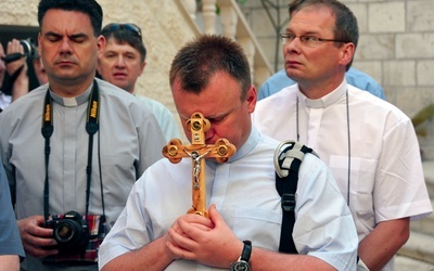 Droga Krzyżowa, choć wiedzie gwarnymi uliczkami starej Jerozolimy, jest głębokim osobistym przeżyciem 