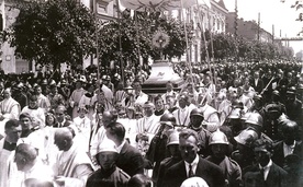  Procesja eucharystyczna ulicami Radomia zgromadziła wielotysięczne tłumy wiernych 