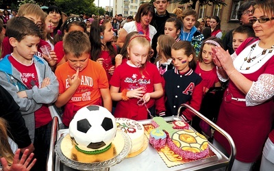  Okazało się, że wielką fanką futbolu jest katechetka Ewa Mężyk, która poprowadziła imprezę 