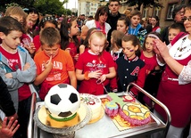  Okazało się, że wielką fanką futbolu jest katechetka Ewa Mężyk, która poprowadziła imprezę 