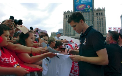 W czasie niedzielnego pożegnania piłkarze rozmawiali z fanami i rozdawali autografy