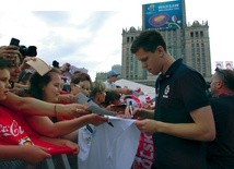 W czasie niedzielnego pożegnania piłkarze rozmawiali z fanami i rozdawali autografy