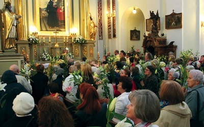 Jak co roku kościół  św. Franciszka Serafickiego tonie w liliach – białych, żółtych  i różowych 