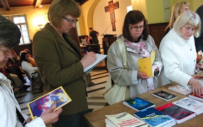 W czasie spotkania rozprowadzano też książki o sektach i ich sposobach manipulacji