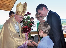 Biskupowi Andrzejowi Jeżowi za udział w spotkaniu dziękował burmistrz Starego Sącza Jacek Lelek z żoną i synami