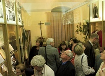 W otwarciu Izby Pamięci ks. A. Zienkiewicza wzięły udział tłumy wychowanków prowadzonego przez niego duszpasterstwa