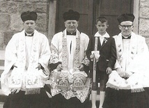 W dniu Pierwszej Komunii św. w Ślesinie. Tutaj ks. Marian Gołębiewski (pierwszy z prawej) rozpoczynał posługę duszpasterską 