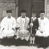 W dniu Pierwszej Komunii św. w Ślesinie. Tutaj ks. Marian Gołębiewski (pierwszy z prawej) rozpoczynał posługę duszpasterską 