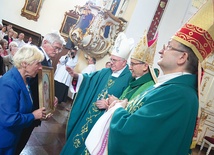 Po Eucharystii biskupi pobłogosławili pary i diakonie,  które będą prowadziły rekolekcje wakacyjne, oraz pary  przekazujące sobie wzajemnie obraz św. Joanny Beretty-Molli