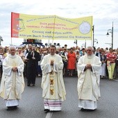 Przed rozpoczęciem liturgii święceń, w kościele Chrystusa Króla, gdzie bp Lityński przez sześć lat był proboszczem, odbyło się nabożeństwo, po którym w procesji ulicami Gorzowa kapłani i wierni udali się do katedry