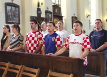 Nie ma wątpliwości, kto modlił się w kościele – wystarczyło spojrzeć na koszulki