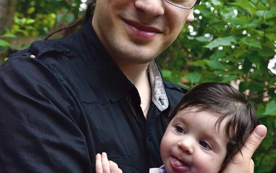 Adam  Wyrzykowski był przy narodzinach wszystkich swoich córek. Na zdjęciu z najmłodszą – Dorotką