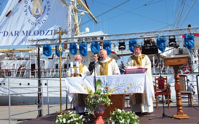 Ołtarz na tle żaglowca: Msza św. jubileuszowa zgromadziła  nie tylko ludzi morza