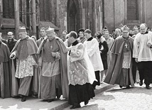 Zanim otrzymał sakrę biskupią, ks. dr Tadeusz Rybak (na zdj. pierwszy z prawej) jako wicerektor Metropolitalnego Wyższego Seminarium Duchownego we Wrocławiu, brał udział w uroczystościach 25-lecia Administracji Kościelnej na Ziemiach Zachodnich