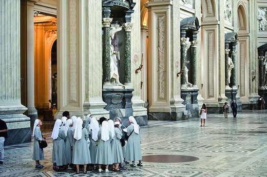 Na bocznych ścianach nawy głównej znajdują się posągi 12 Apostołów  