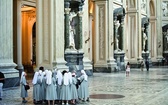 Na bocznych ścianach nawy głównej znajdują się posągi 12 Apostołów  