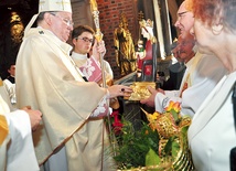 W darze od diecezji świdnickiej jubilat otrzymał kopię łaskami słynącej figurki NMP Strażniczki Wiary z Barda Śląskiego  