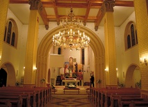  Wnętrze kościoła wzbogaciło się w ostatnim czasie m.in. o nowe ławki i żyrandole 