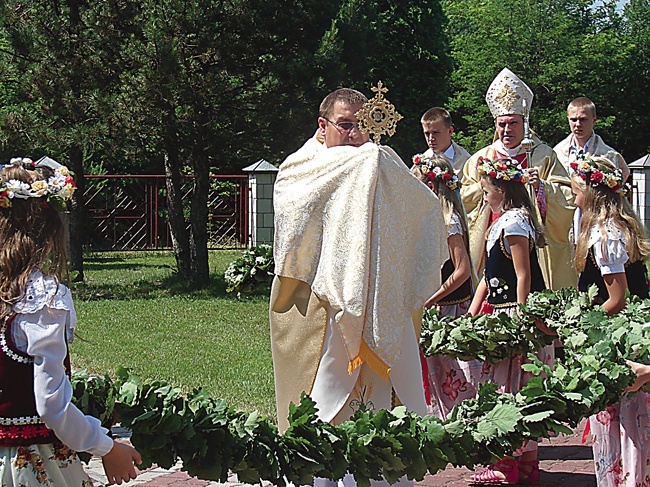 Relikwie patrona „Solidarności” wprowadza proboszcz ks. Wiesław Stępień w towarzystwie bp. Krzysztofa Nitkiewicza