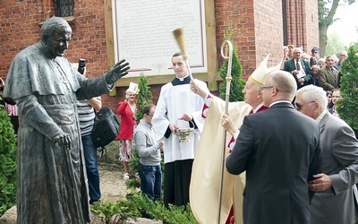 Poświęcenia postumentu dokonał abp Edmund Piszcz