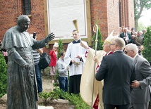 Poświęcenia postumentu dokonał abp Edmund Piszcz