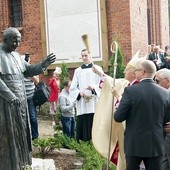 Poświęcenia postumentu dokonał abp Edmund Piszcz