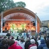 Festiwal odbywa się w amfiteatrze parafii św. Jacka w Gliwcach-Sośnicy