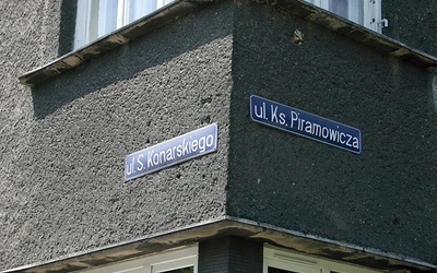  Zarówno Grzegorz Piramowicz, jak i Stanisław Konarski byli księżmi. Tablicom w wielu miastach (tu w Gliwicach) brakuje często konsekwencji