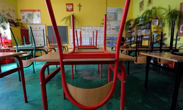 Opustoszała Szkoła Podstawowa nr 8 w Przemyślu po uroczystym zakończenia roku szkolnego