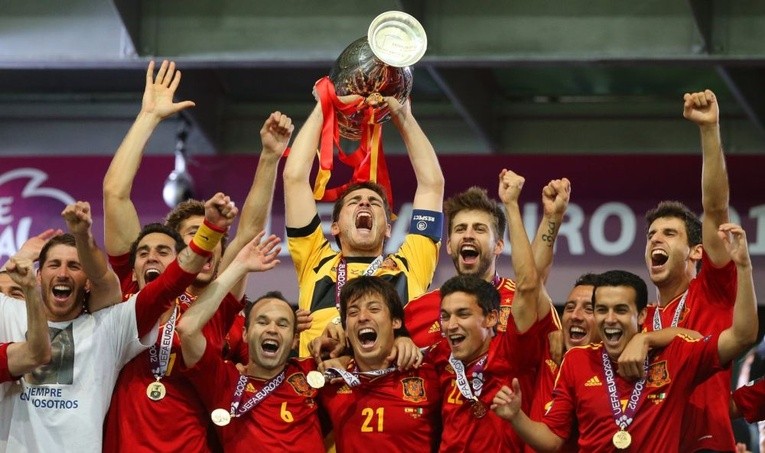 Bramkarz Iker Casillas i zwycięska drużyna Hiszpanii