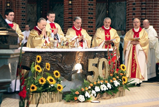 Bp Gerard Kusz i pozostali jubilaci, arcybiskupi, biskupi i około stu księży odprawiło  Mszę św.  w gliwickiej katedrze
