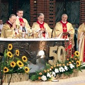 Bp Gerard Kusz i pozostali jubilaci, arcybiskupi, biskupi i około stu księży odprawiło  Mszę św.  w gliwickiej katedrze