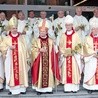 Wspólne zdjęcie z obecnymi na uroczystości biskupami (od lewej bp Andrzej Czaja, bp Marek Mendyk, bp Jan Kopiec,  bp Gerard Kusz, abp Alfons Nossol, abp Stanisław Nowak,  bp Jan Wieczorek) oraz kolegami kursowymi również obchodzącymi złoty jubileusz kapłaństwa