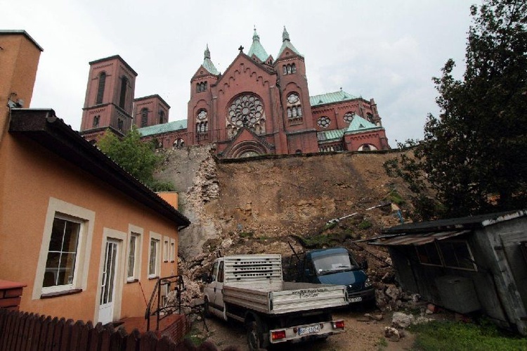 Runęła skarpa przy kościele