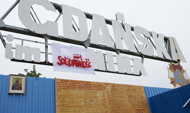 Zamieszanie wokół bramy gdańskiej stoczni
