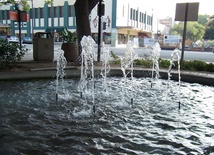 Sanepid: Nie kąpać się w fontannach