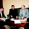  Porozumienie podpisali: (od prawej) bp Tadeusz Rakoczy, ks. prof. Jan Szczurek, ks. prof. Władysław Zuziak i ks. prof. Tadeusz Borutka
