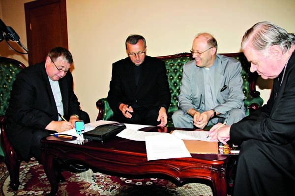  Porozumienie podpisali: (od prawej) bp Tadeusz Rakoczy, ks. prof. Jan Szczurek, ks. prof. Władysław Zuziak i ks. prof. Tadeusz Borutka