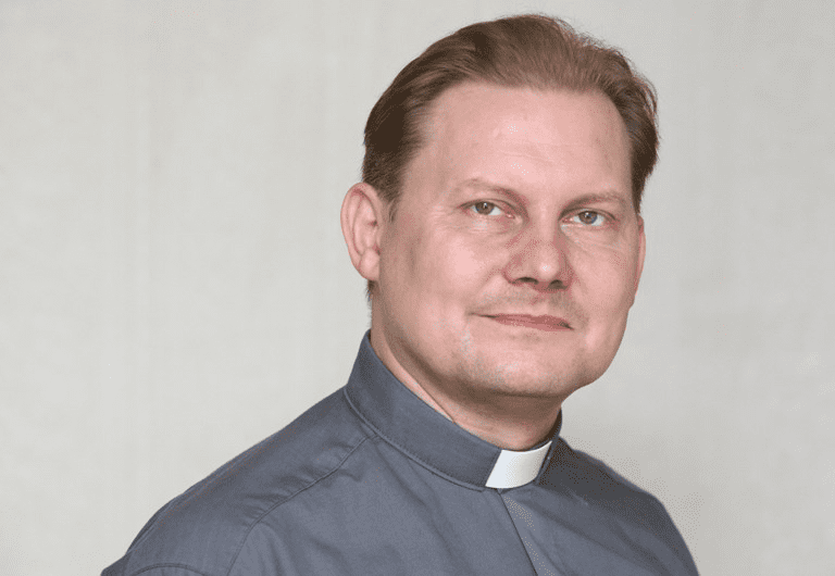 Ksidz traktuje go z sympati, ale odmawia spotkania osb LGBT z parafianami. On teraz jest singlem i wie, e dla Kocioa jest jakby mniej Katolicy LGBT: dopki si nie ujawnisz, masz czyste konto