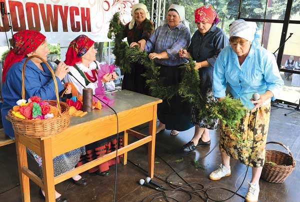  Na scenie oprócz zespołów muzycznych prezentują się także grupy obrzędowe. W tym roku „Łaguszowianki” pokazywały,  jak ozdabiało się przydrożne krzyże i figury