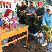  Na scenie oprócz zespołów muzycznych prezentują się także grupy obrzędowe. W tym roku „Łaguszowianki” pokazywały,  jak ozdabiało się przydrożne krzyże i figury