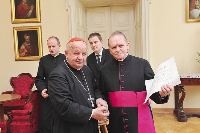 Ksiądz Pasierbek (po prawej) od 28 lat sprawuje opiekę duchową nad jurystami